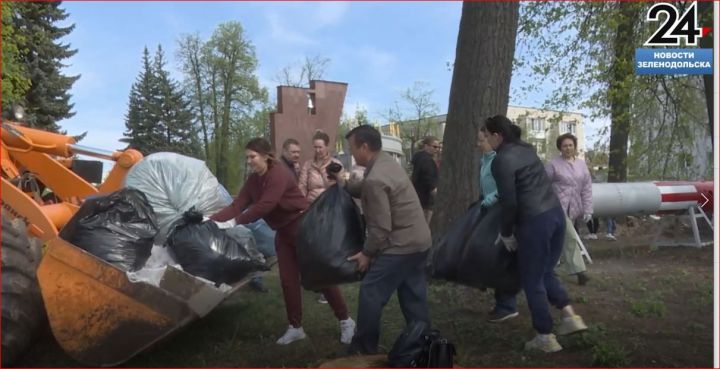 Сотрудники зеленодольского исполкома провели субботник в Парке Победы