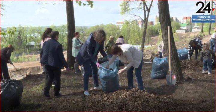 Сотрудники зеленодольского исполкома провели субботник в Парке Победы