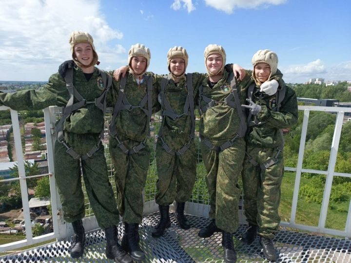 Ученики Васильевской КШИ им. Волостнова приняли участие в прыжках с парашютом