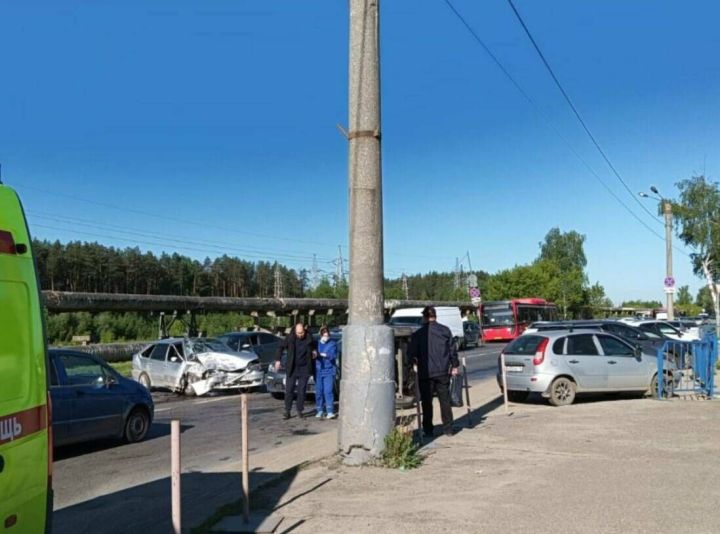 В результате столкновения двух автомобилей в Казани, два человека оказались в больнице
