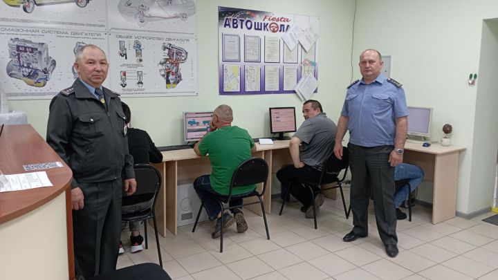 В Зеленодольске 12 человек сдали экзамены и получили удостоверения тракториста-машиниста