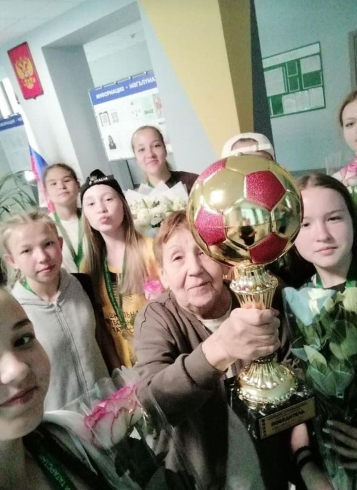 Ученицы гимназии № 5 стали чемпионками Татарстана по футболу