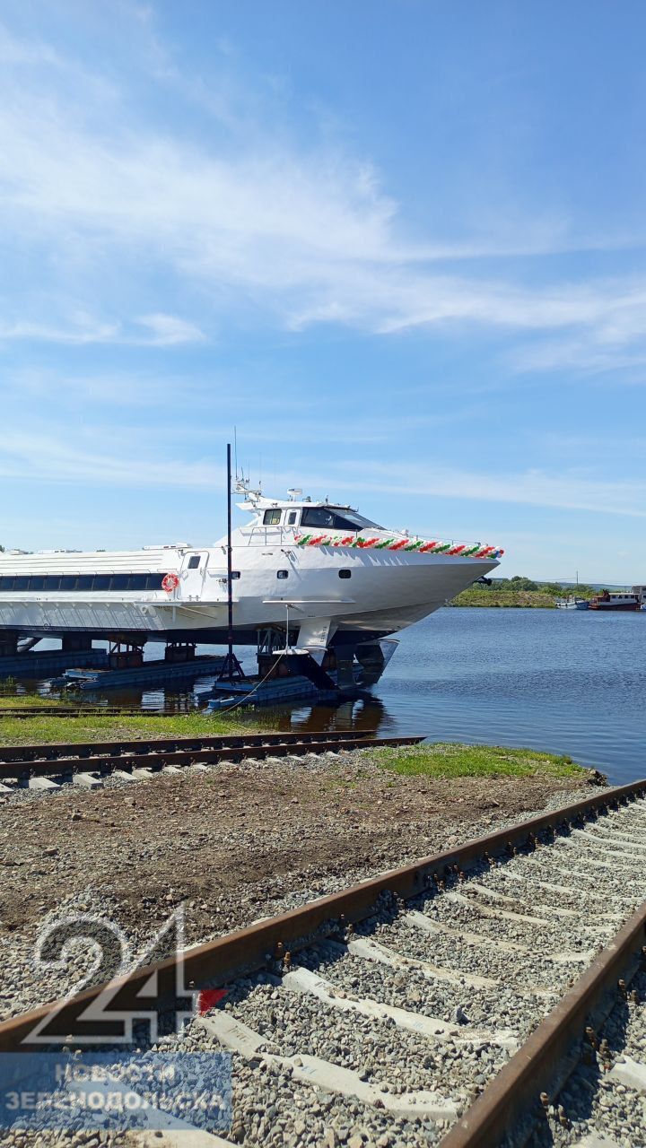 На заводе имени Горького торжественно спустили на воду судно на подводных крыльях