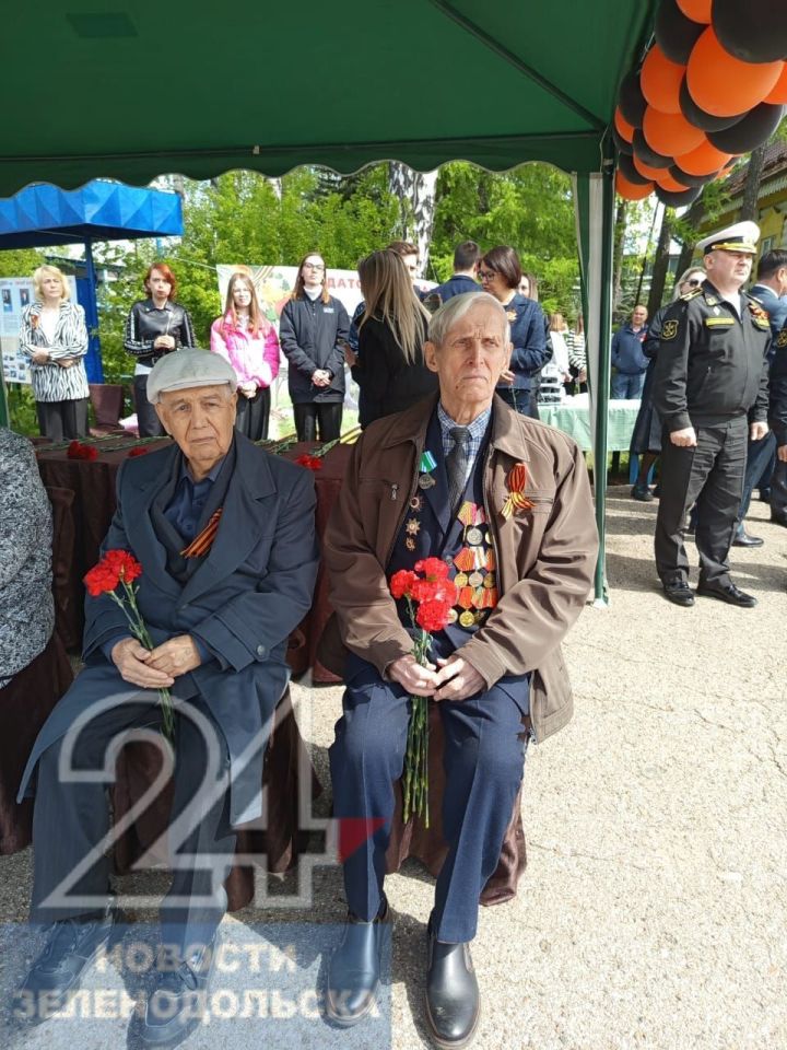 На центральной площади завода имени Горького прошел торжественный митинг, посвященный 9 мая и Году защитника Отечества