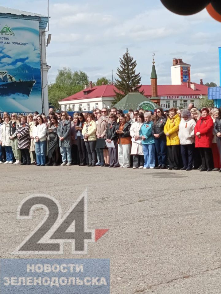 На центральной площади завода имени Горького прошел торжественный митинг, посвященный 9 мая и Году защитника Отечества