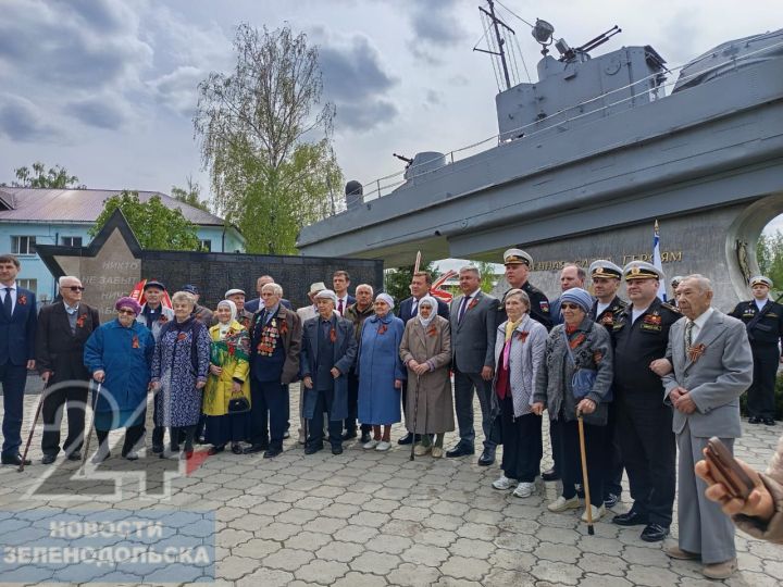 На центральной площади завода имени Горького прошел торжественный митинг, посвященный 9 мая и Году защитника Отечества