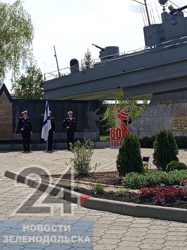 На центральной площади завода имени Горького прошел торжественный митинг, посвященный 9 мая и Году защитника Отечества