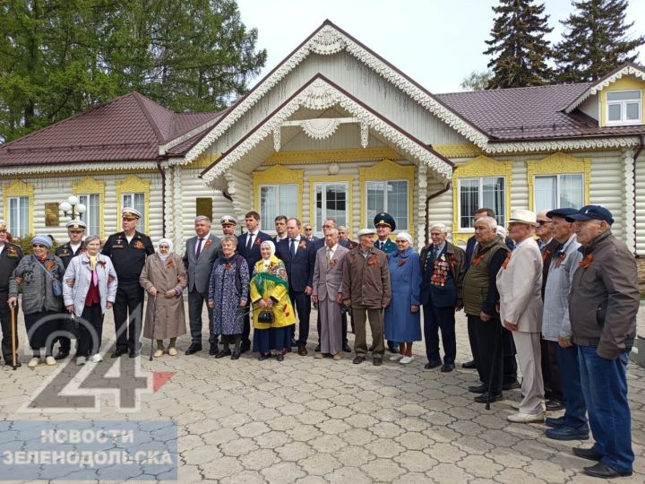 На центральной площади завода имени Горького прошел торжественный митинг, посвященный 9 мая и Году защитника Отечества