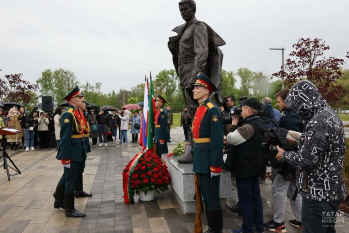 В Казани торжественно открыли монумент известному татарскому поэту и фронтовику Фатиху Кариму