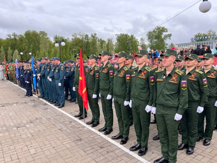 В 10.00 на центральной площади КСК «Авангард» началось торжественное прохождение парадных расчетов