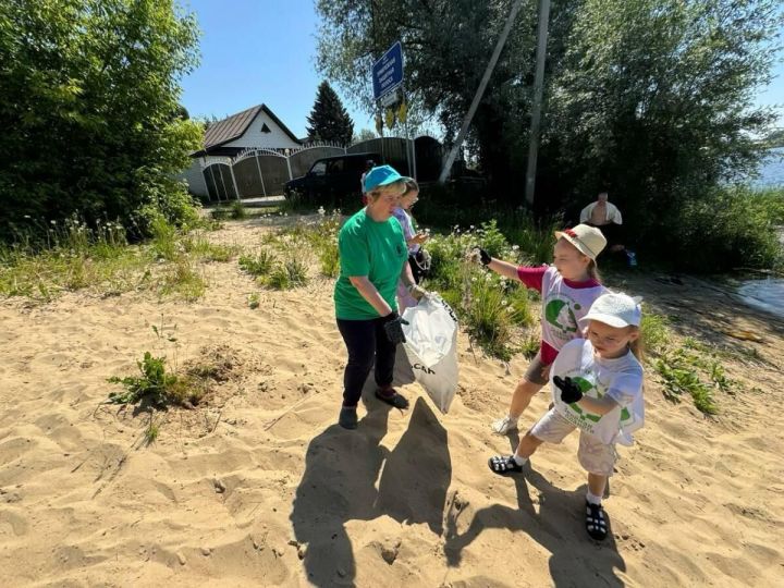 В Зеленодольском районе прошел экологический урок с экскурсией и уборкой берега Волги