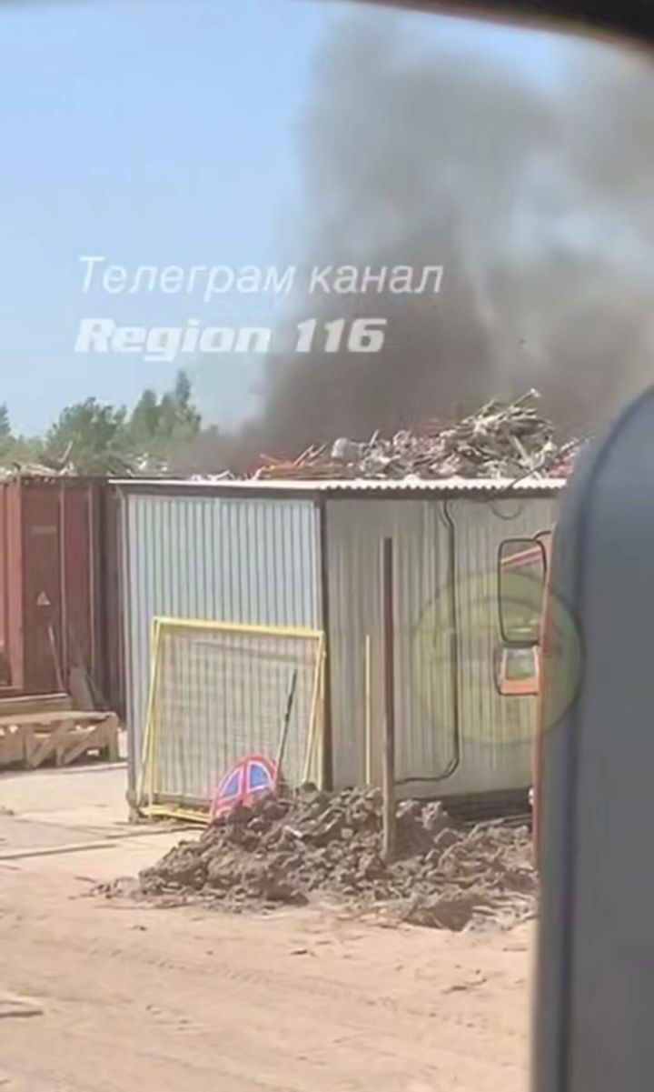 В п. Самосырово в Казани загорелась свалка