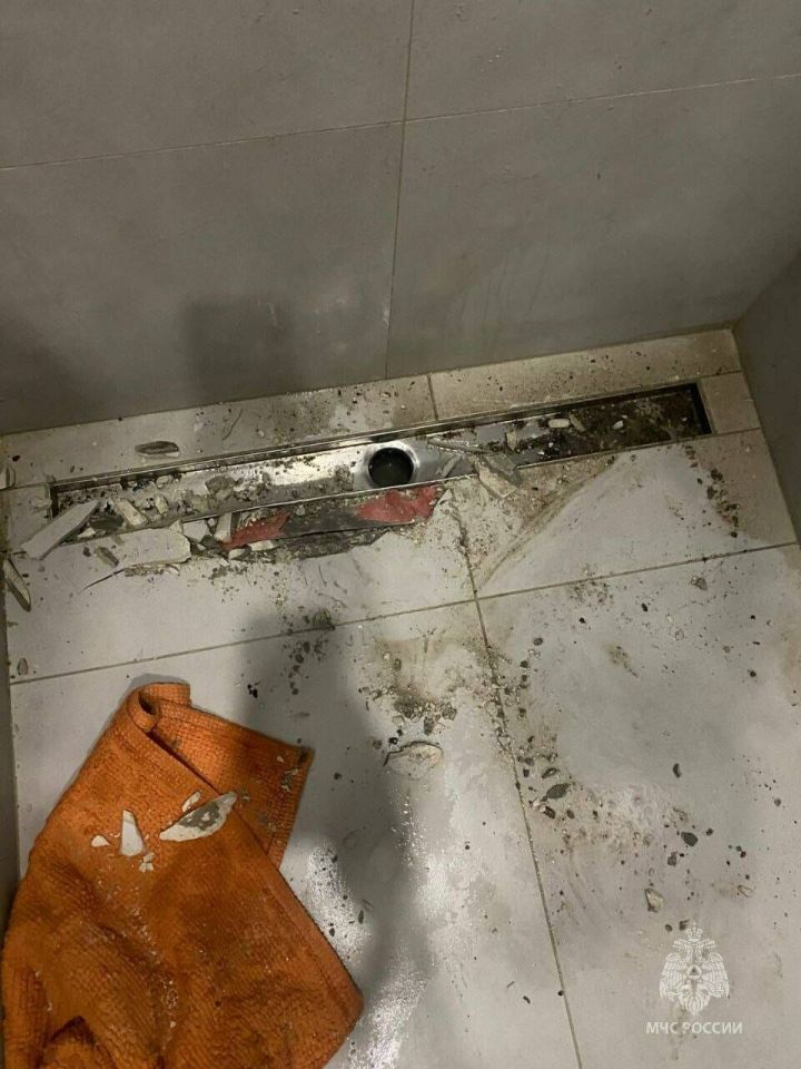 Спасатели помогли освободиться жителю Казани, попытавшемуся самостоятельно починить слив в душе