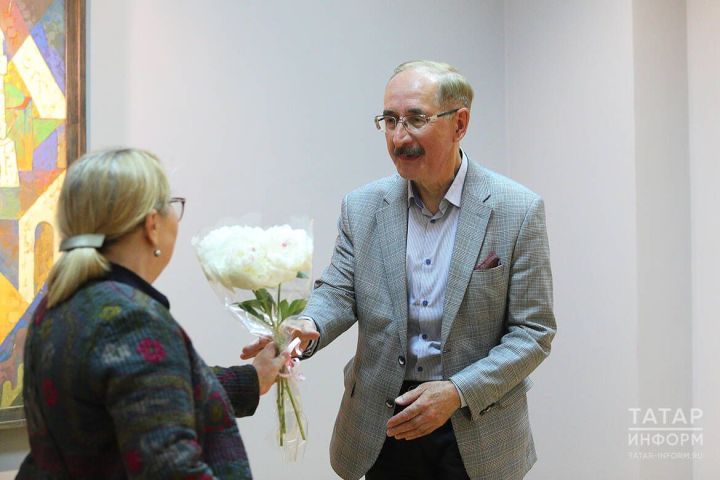 В галерее «Хазинэ» открылась выставка Фарита Валиуллина «Сказанием встаёт Казань…»