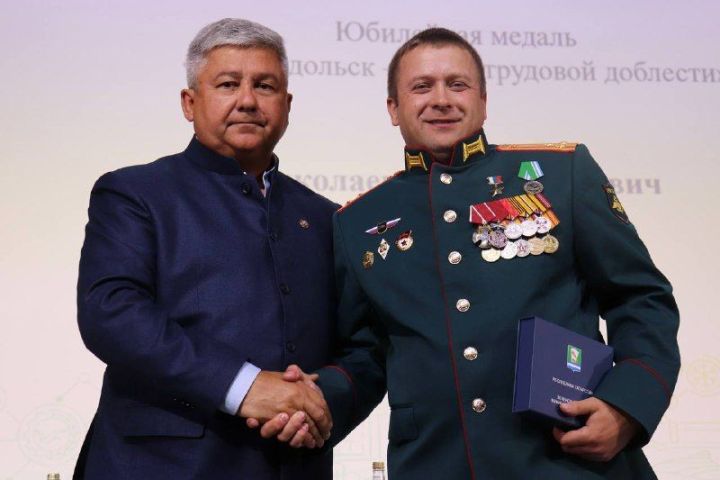 Герою России вручили медаль «Зеленодольск — город трудовой доблести»