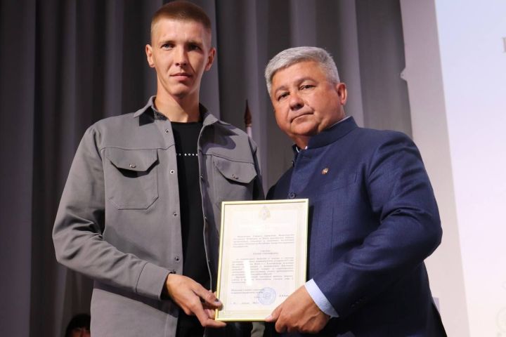 Михаил Афанасьев вручил благодарственные письма зеленодольцам, спасшим 11-летнего мальчика