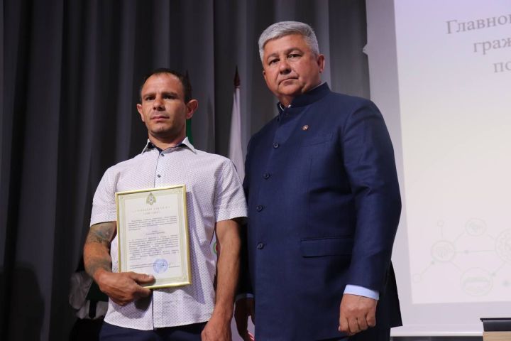 Михаил Афанасьев вручил благодарственные письма зеленодольцам, спасшим 11-летнего мальчика