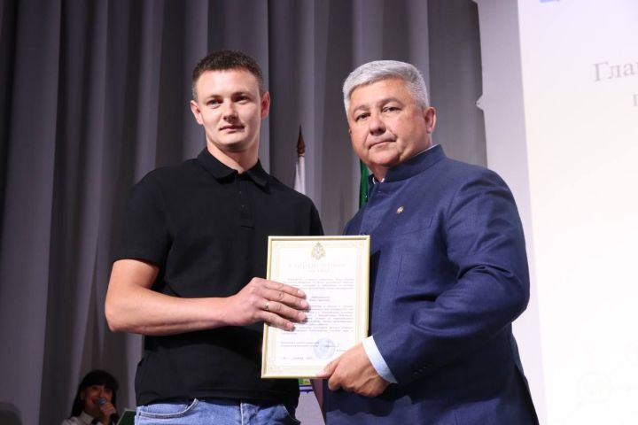 Михаил Афанасьев вручил благодарственные письма зеленодольцам, спасшим 11-летнего мальчика