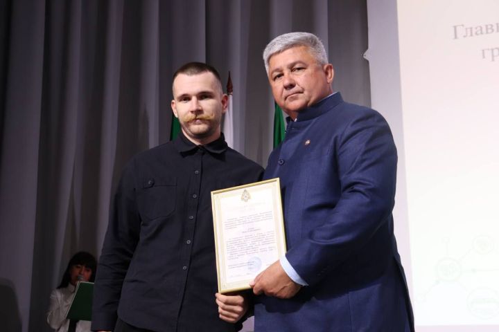 Михаил Афанасьев вручил благодарственные письма зеленодольцам, спасшим 11-летнего мальчика