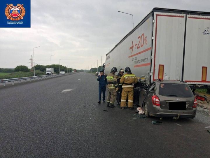 В Мензелинском районе Татарстана автомобиль врезался в грузовик: мужчина за рулем погиб