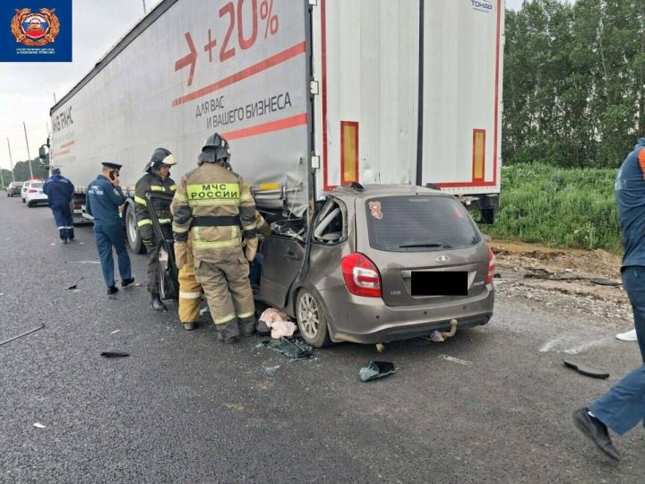 В Мензелинском районе Татарстана автомобиль врезался в грузовик: мужчина за рулем погиб