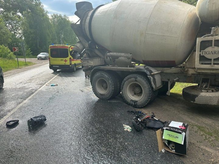В СНТ «Васильево-1» мужчина на электросамокате попал под «КАМАЗ»