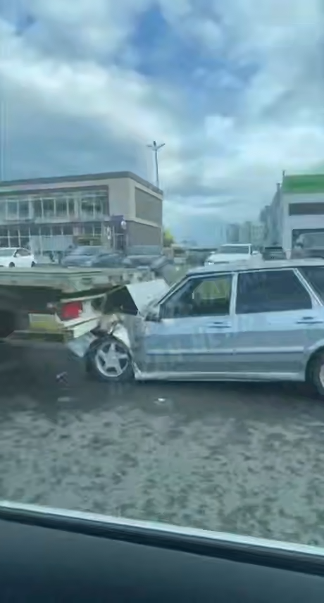 В результате ДТП с КАМАЗом в Казани два человека оказались в больнице