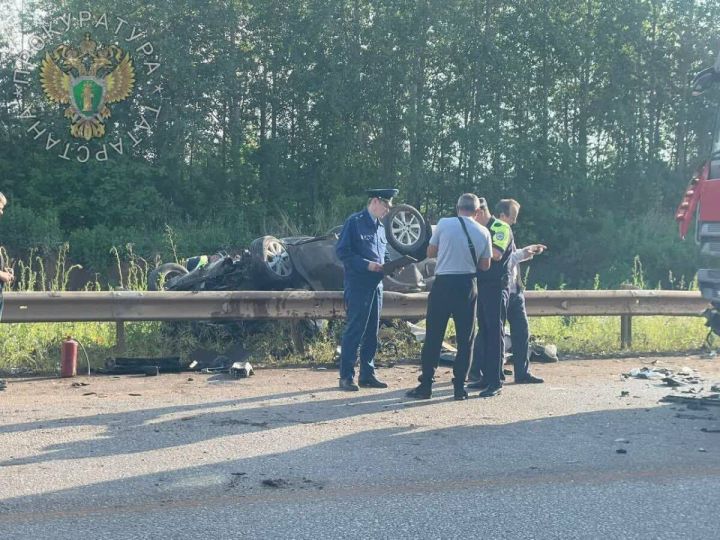 В результате ДТП с грузовым тягачом на трассе в Татарстане погибло два человека