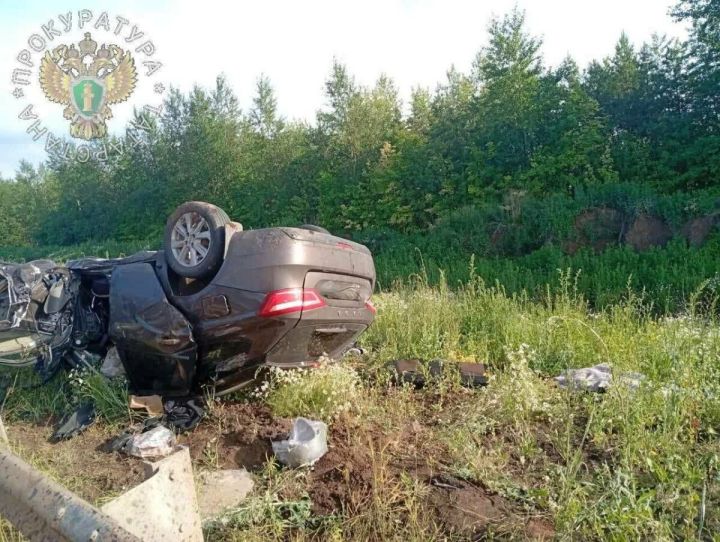 В результате ДТП с грузовым тягачом на трассе в Татарстане погибло два человека