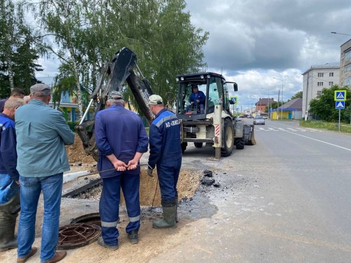 Сотрудники зеленодольского водоканала прибыли для устранения прорыва в п. Васильево