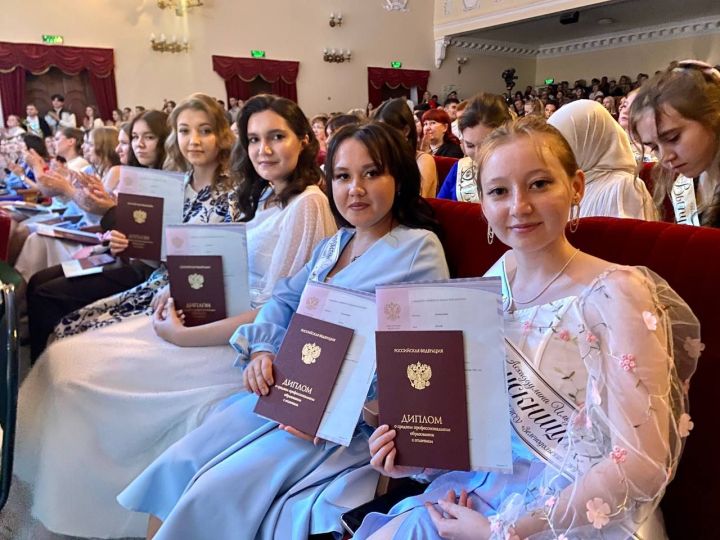 Выпускникам Зеленодольского медицинского колледжа вручили дипломы. Почти треть из них – красные