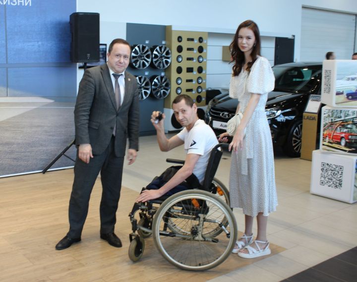 В Татарстане 41 жителю республики, пострадавшему на производстве, вручили автомобили Lada Granta