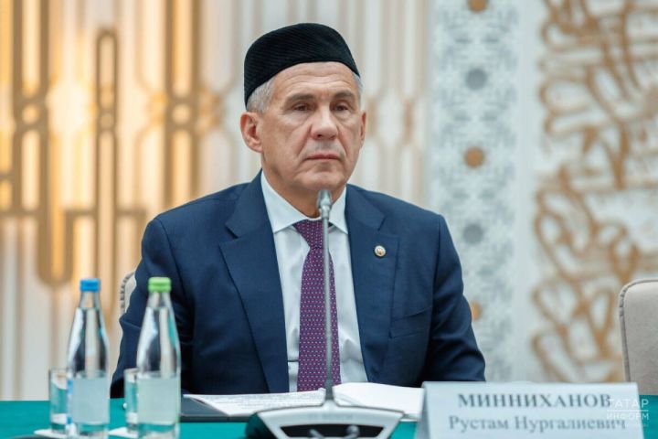 Рустам Минниханов встретил Курбан-байрам в возрождённой мечети села Маскара