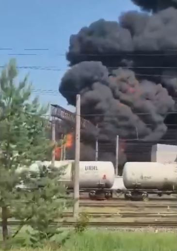 На лакокрасочном складе в Юдино произошел пожар