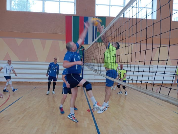 В Зеленодольске прошёл турнир по волейболу среди ветеранов