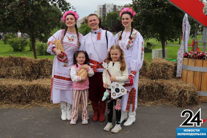 Плетение венков, хороводы, народные ремёсла и «Песняры»: как провели праздник Ивана Купала в Зеленодольске