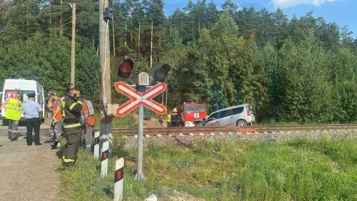 В Татарстане легковой автомобиль столкнулся с поездом