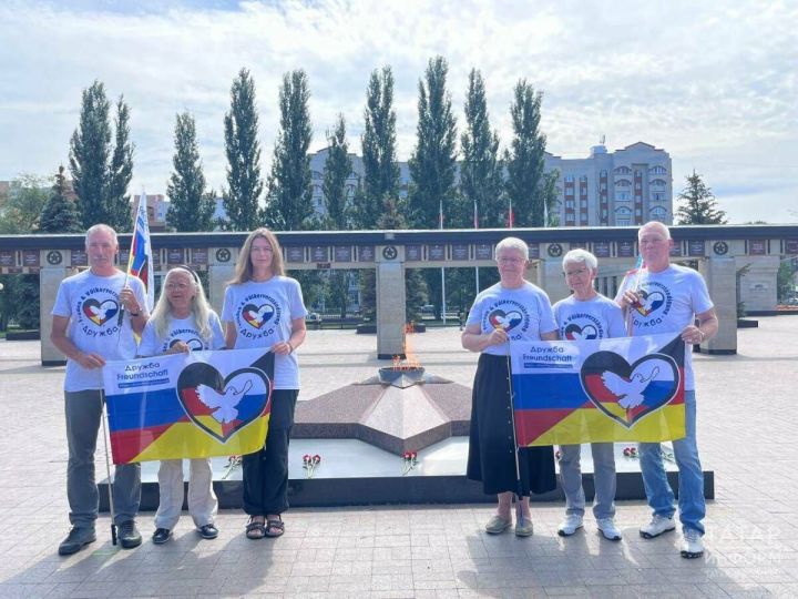 В Парке Победы Казани провели возложение цветов немецкие активисты из «Дружбы Глобаль»