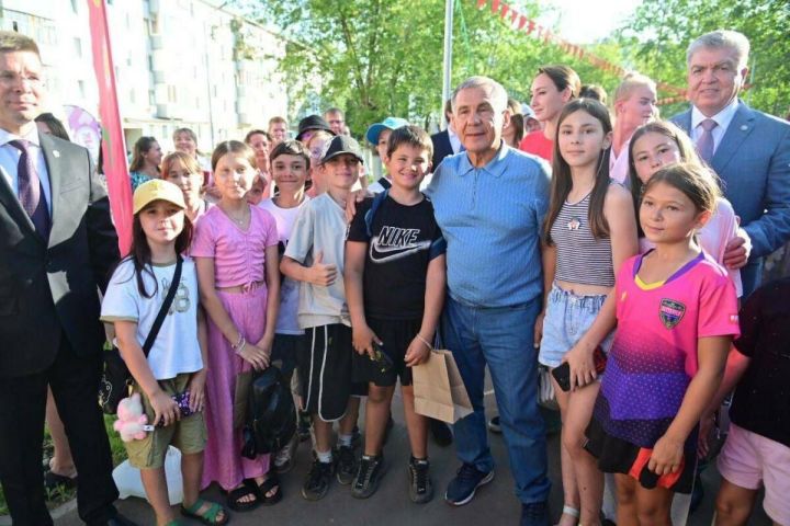 Рустам Минниханов посетил Набережные Челны и проверил работы по программе «Наш двор»