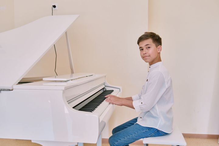 Рустам Минниханов подарил рояль Казанской Детской школе искусств №2
