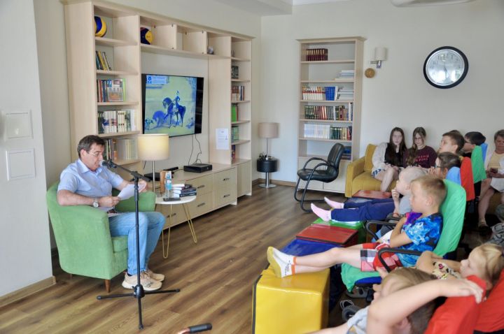 Юрий Камалтынов почитал для детей Семейного дома Благотворительного Фонда «Семья вместе» детские сказки