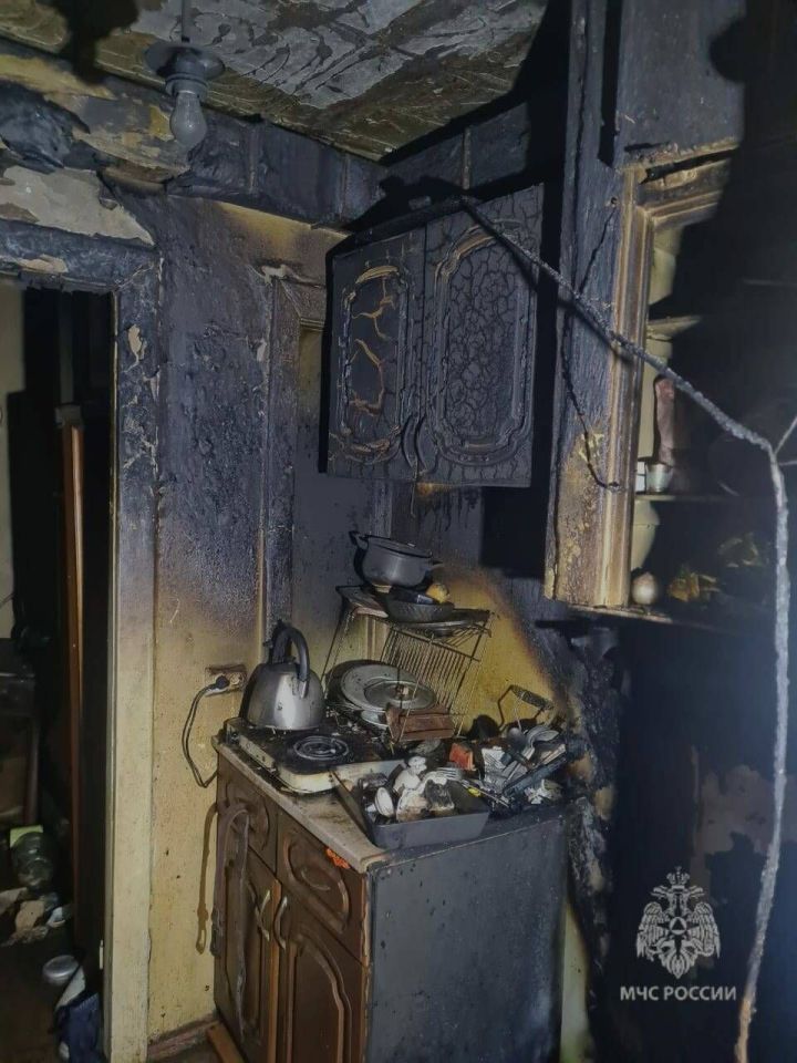 В результате пожара на ул. Ивана Заикина в Зеленодольске мужчина оказался в больнице