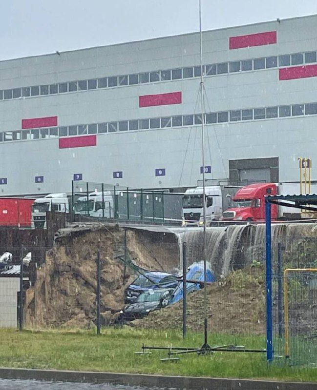 На парковке индустриального парка «Зеленодольск» обвалился грунт, провалились три автомобиля