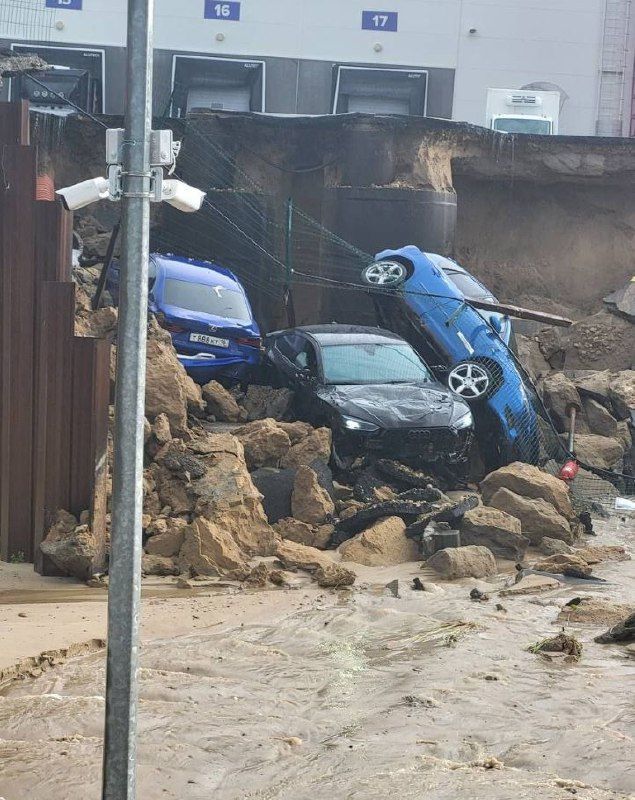 На парковке индустриального парка «Зеленодольск» обвалился грунт, провалились три автомобиля