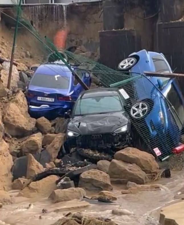 На парковке индустриального парка «Зеленодольск» обвалился грунт, провалились три автомобиля