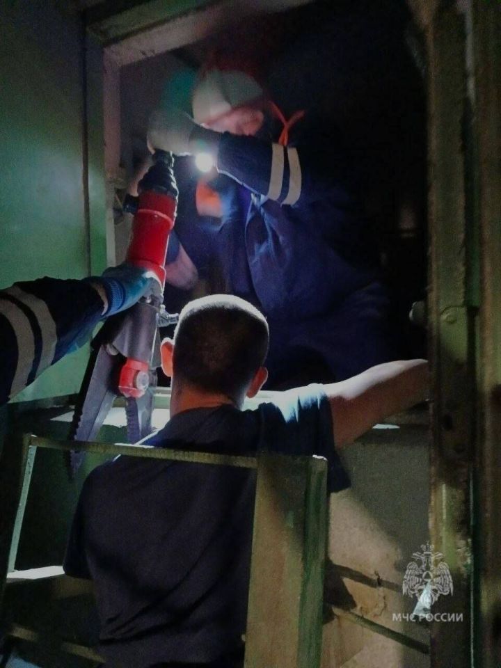 Житель Казани застрял в лестнице в подъезде многоквартирного дома