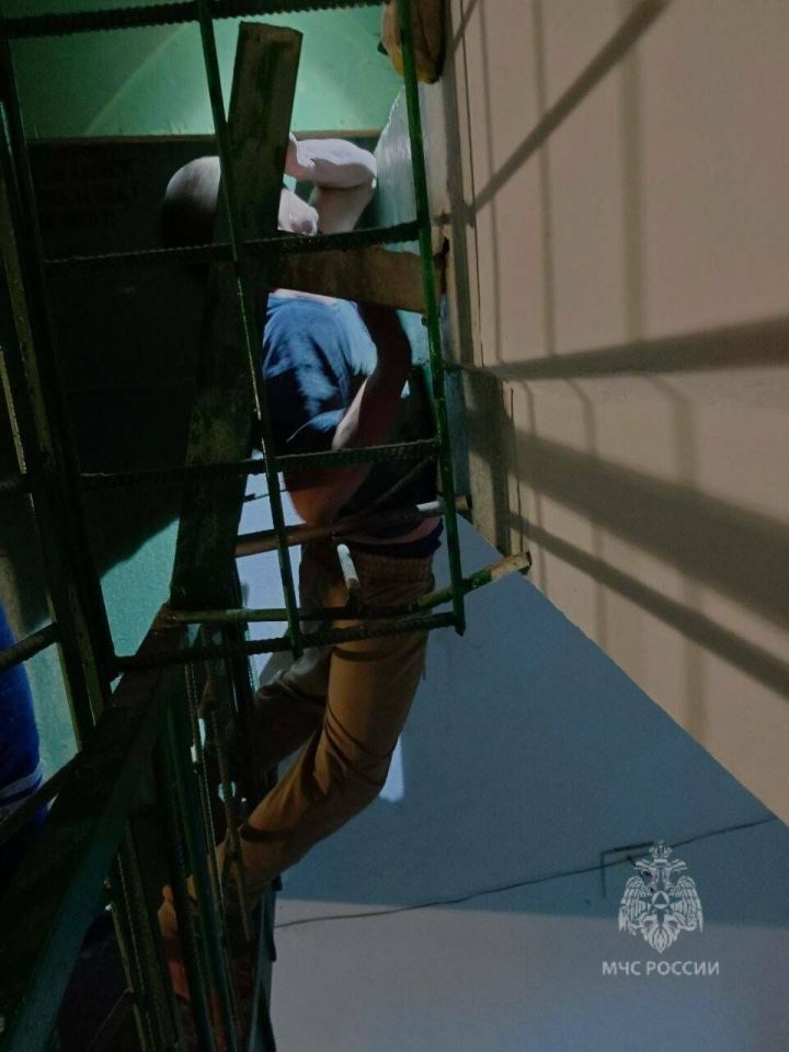Житель Казани застрял в лестнице в подъезде многоквартирного дома