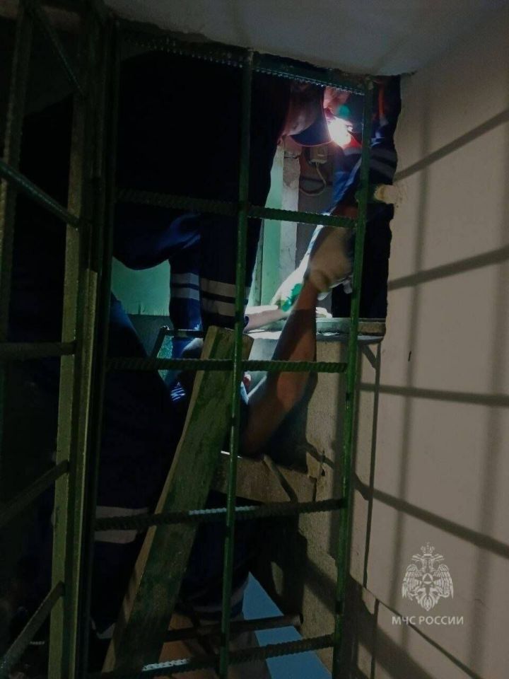 Житель Казани застрял в лестнице в подъезде многоквартирного дома