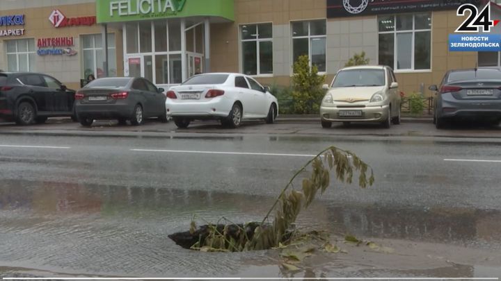 Зеленодольцы жалуются на провалы на центральных городских дорогах
