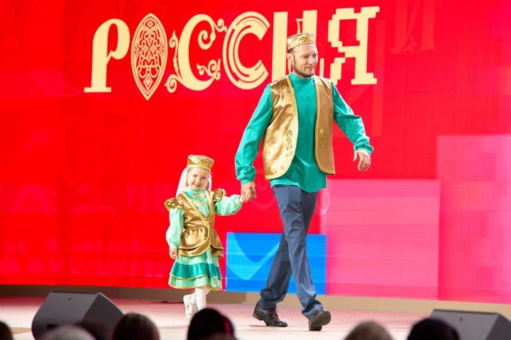 Мама пятерых детей из Зеленодольска Ильмира Нуруллина представила национальные костюмы на Всероссийском конкурсе дизайнеров